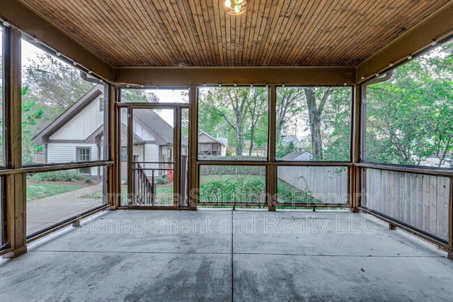 Building Photo - 210 38th Ave N