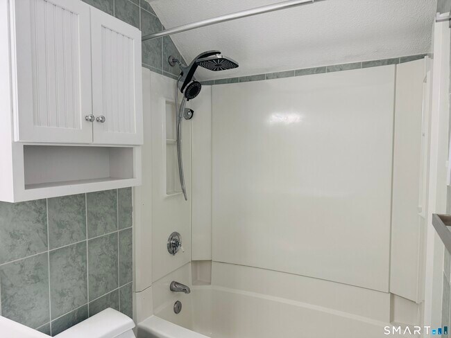 Building Photo - 2 Highland Square