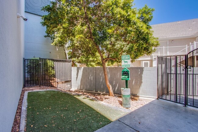 Building Photo - Absolutely stunning high rise loft at Metr...