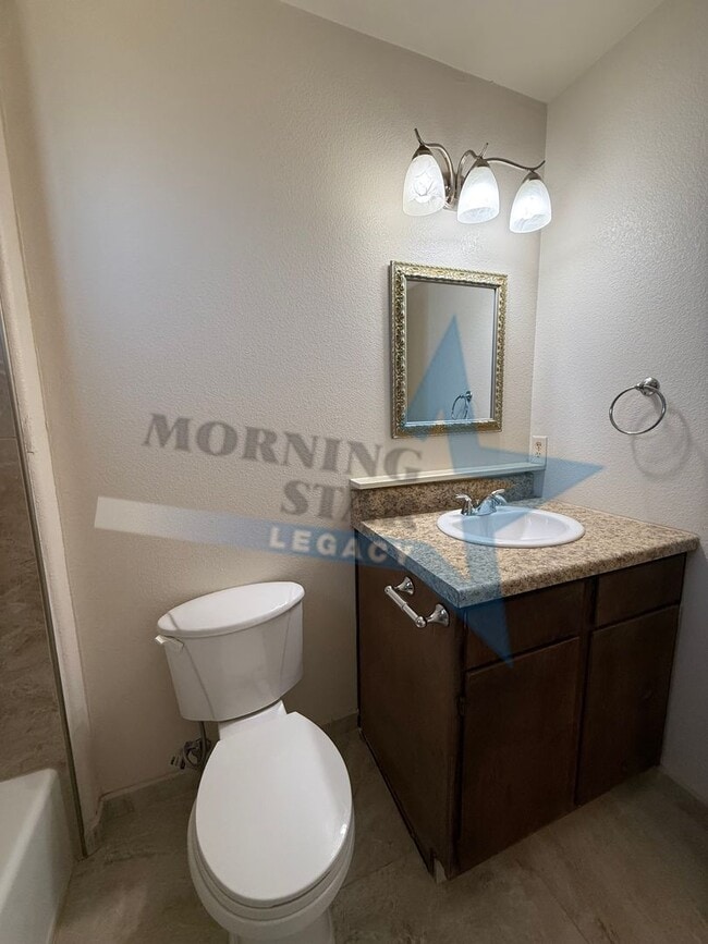 Building Photo - 2-Bedroom Townhome Apartment - Available Now!