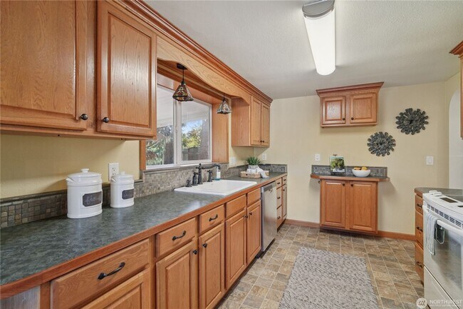 Building Photo - Amazing 3 br rambler w/ garage on LARGE fenced lot!