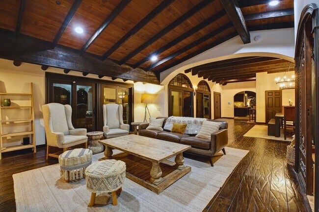 Building Photo - Fully Furnished Luxurious Spanish Mediterranean Villa in Hollywood Hills: 4-Bedroom, 2.5-Bath Ret...