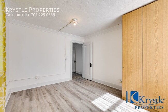 Building Photo - Spacious apartment with large patio