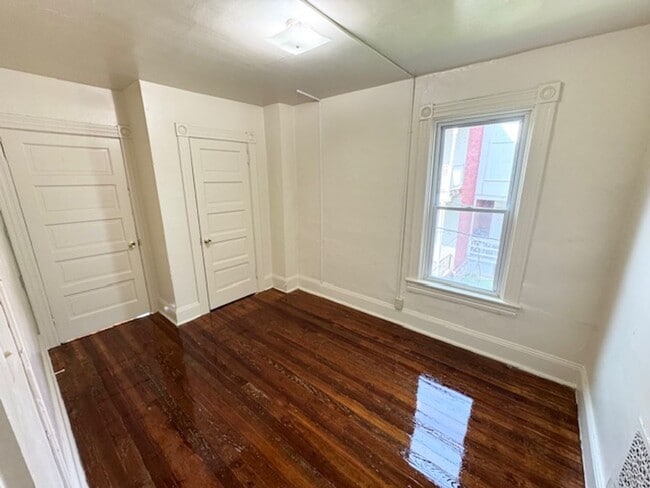 Building Photo - 4 Bedroom Townhome