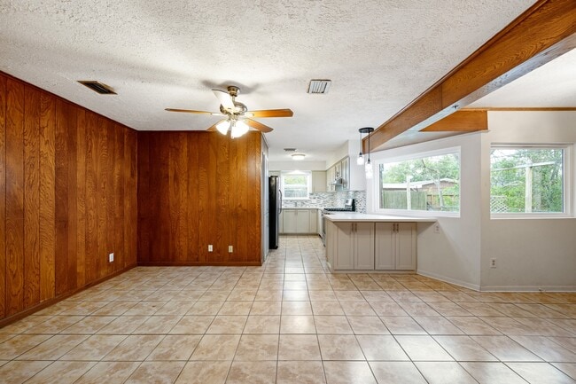 Building Photo - 8110 Bob White Dr