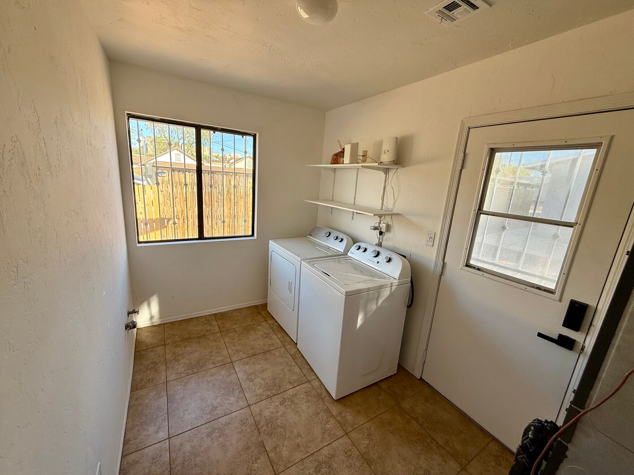 Building Photo - 1231 E Lee St