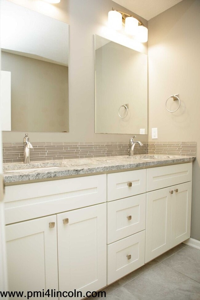 Building Photo - 9800 S 72 St – 5 beds/3 baths/ 3-stall