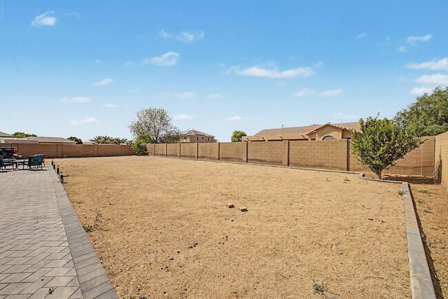 Building Photo - 8352 W San Juan Ave