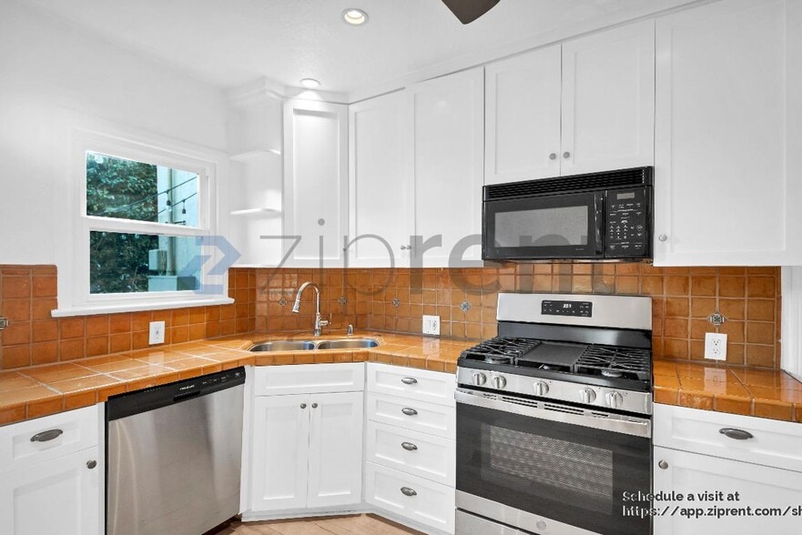 Building Photo - 5160 San Vicente Blvd