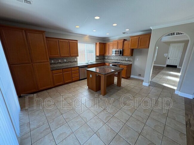 Building Photo - 3116 W Buena Vista Ave