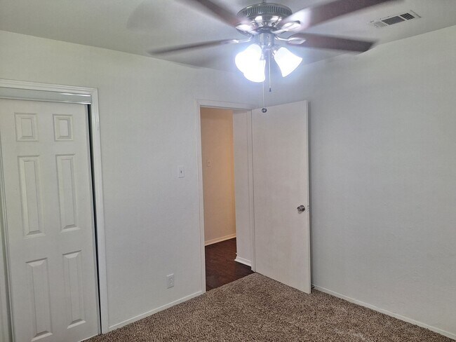 Building Photo - 513 Simmons Dr