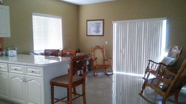 Family Room - 865 SW 6th St