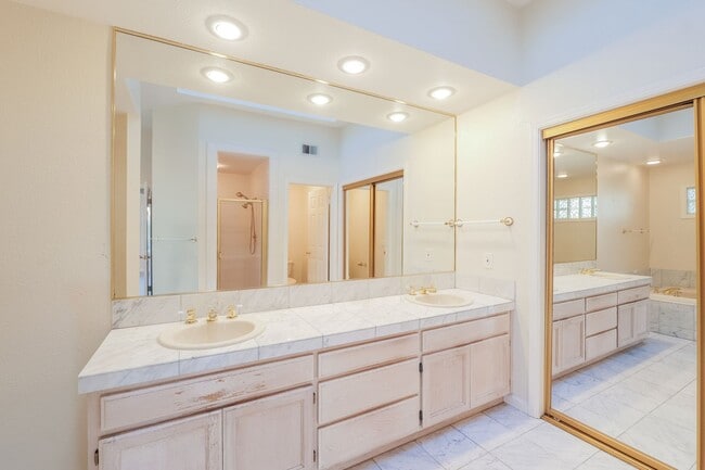 Building Photo - PURE Property Management Presents: Elegant 2 Bedroom Condo in Fountaingrove!