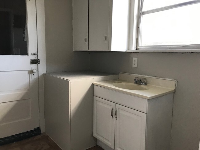 Building Photo - 842 E Lime St