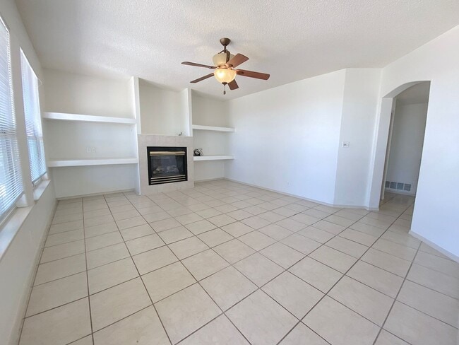 Building Photo - West El Paso LARGE 4bed/3.5bath 3 Car Garage Home-VIEWS!