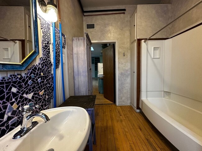 Building Photo - 123 N Broadway