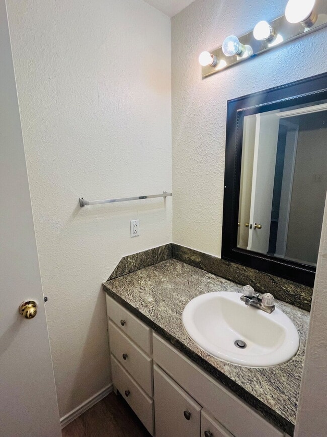 Building Photo - 2 Bedroom Duplex