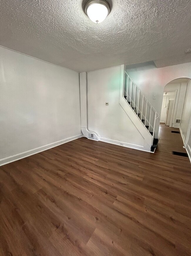 Building Photo - 2 bed 1 bath freshly renovated
