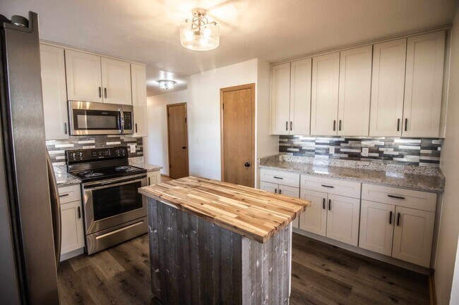 Building Photo - 706 North St