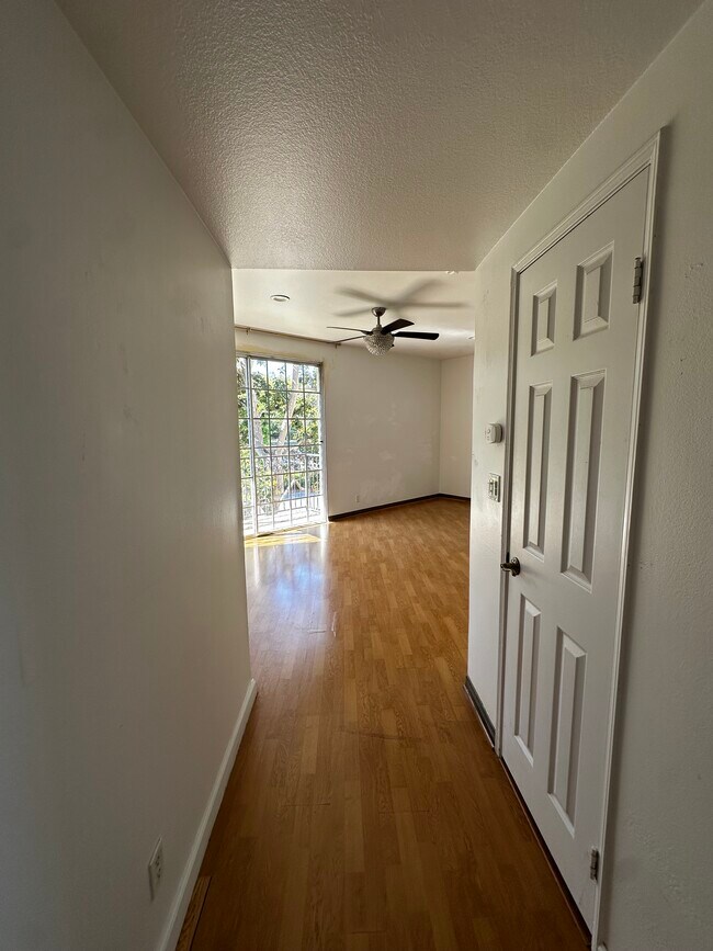 Building Photo - 458 N Oakhurst Dr