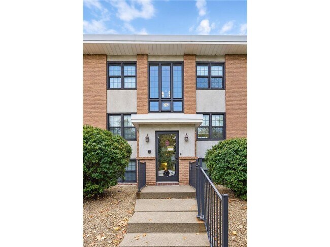 Building Photo - 3215 Pillsbury Ave
