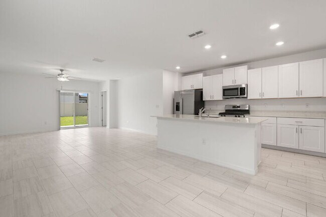 Building Photo - LIKE NEW Home For Rent in Zephyrhills!