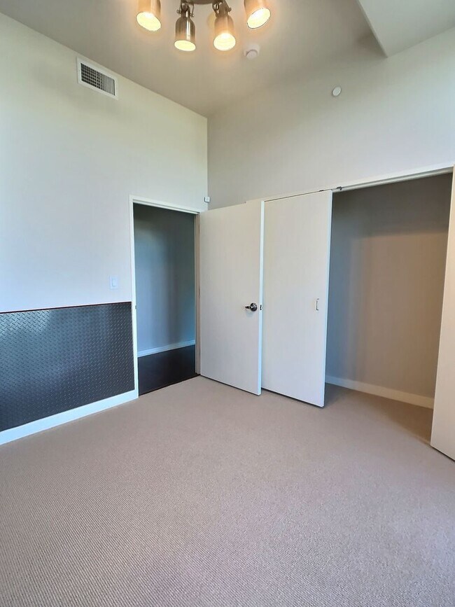 Building Photo - 20th Floor Spacious 3 Bedroom Condo with Den