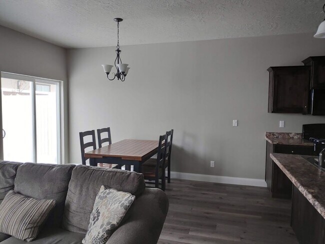 Building Photo - Brand New Townhome