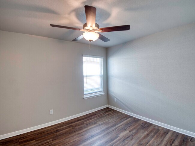 Building Photo - 1368 Kingsgate Dr