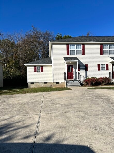 Spacious parking - 2702 Lantern Walk SE