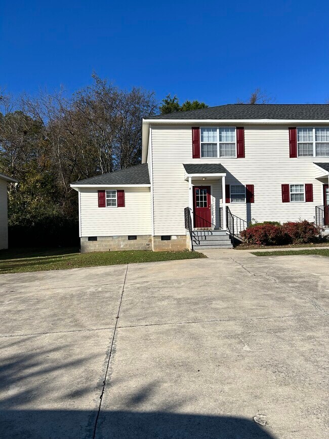 Spacious parking - 2702 Lantern Walk SE