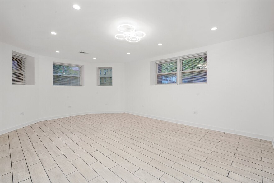 Building Photo - 2203 W Giddings St