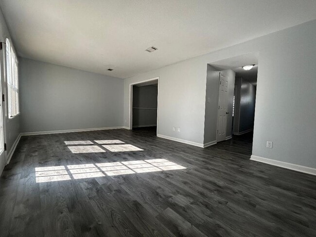Building Photo - Spacious 3 bed Town Home!
