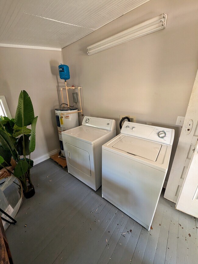 Building Photo - 1084 Kirkwood Ave SE