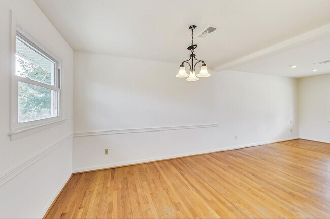 Building Photo - Fantastic in Frederick! Spacious 4 level Split -- 4 beds + 1 Full and 2 half baths
