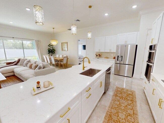 Building Photo - 409 SW Bradshaw Cir