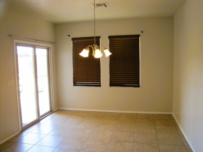 Building Photo - Spacious 3BR/2BA/2.5 CG, 2167 sq.ft. renta...