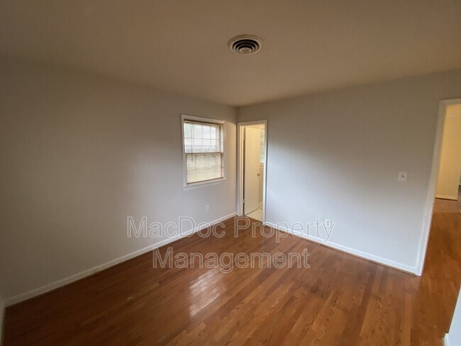 Building Photo - 304 Stratford Ave
