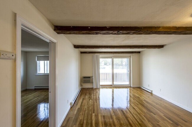 Building Photo - One-bedroom West Roxbury