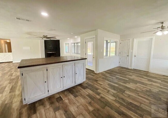 Building Photo - 443 Bayou View Dr