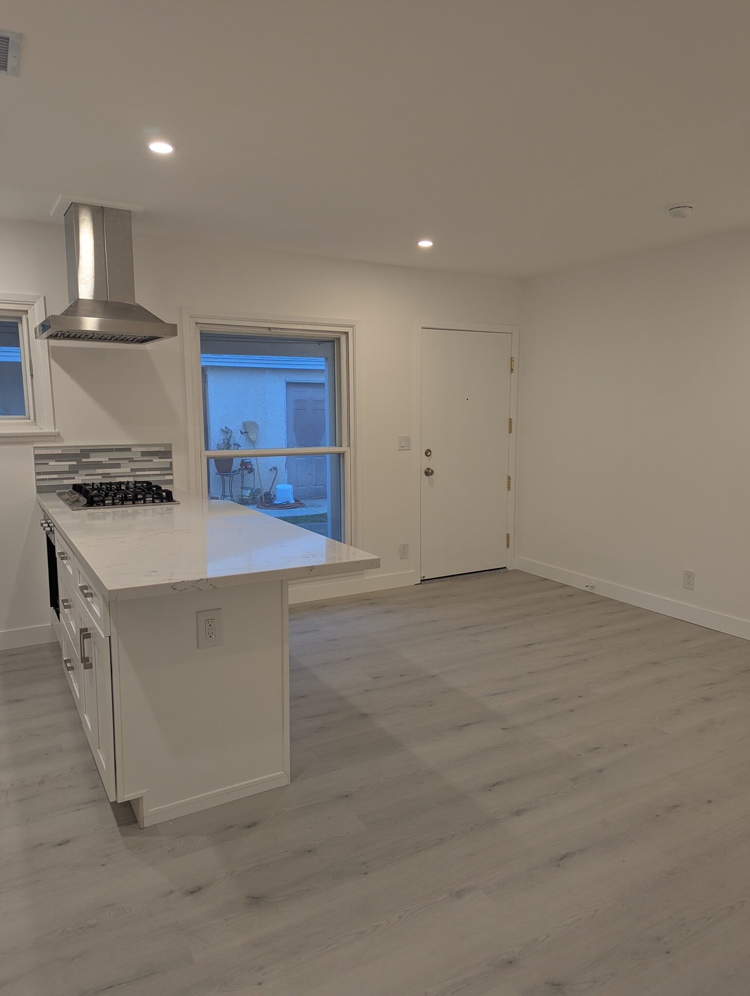 Building Photo - 1906 N Hollywood Way