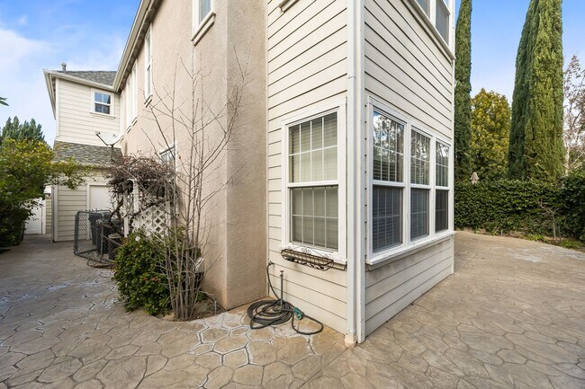 Building Photo - 4 Bedroom Home in the Beautiful Bridgeport Community!