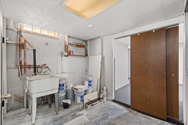 Building Photo - Beautiful 3 Bedroom House in Carrick Available May 1!