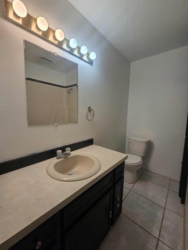 Building Photo - Charming Corner lot for rent!