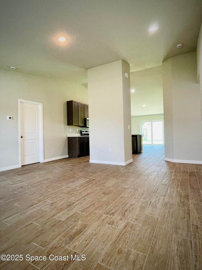 Building Photo - 1101 San Filippo Dr SE