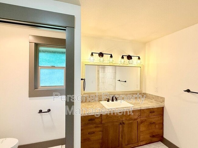 Building Photo - 16205 NE Leaper Rd