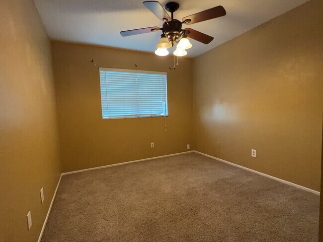 Building Photo - "Charming 4-Bedroom Oasis with 2 Full Bath...
