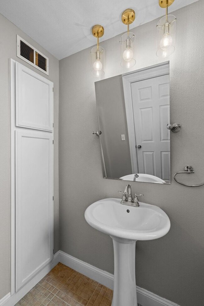 Building Photo - *MOVE IN SPECIAL* High end, 3 bedroom single family home in The Grove!