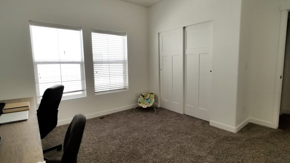 2nd floor room - 694 E 355 N