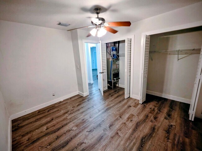 Building Photo - LC 13:22-24 SW 10th St